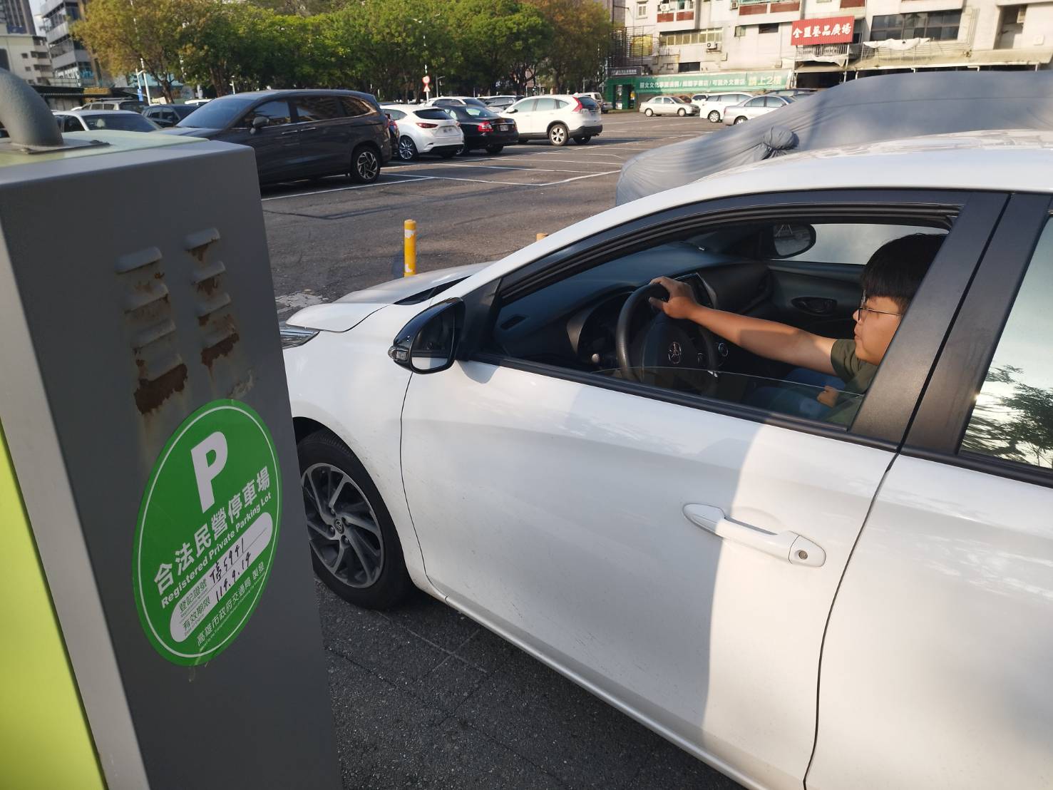 高市交通局推動合法停車場標章辨識 強化停車場管理