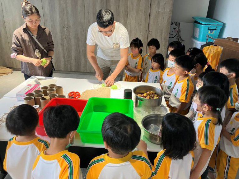 新竹動物園與東園國小附設幼兒園師生共作猴子專屬玩具 邱臣遠代理市長:培養學童愛護動物 新竹動物園與東園國小附設幼兒園師生共作猴子專屬玩具 邱臣遠代理市長:培養學童愛護動物