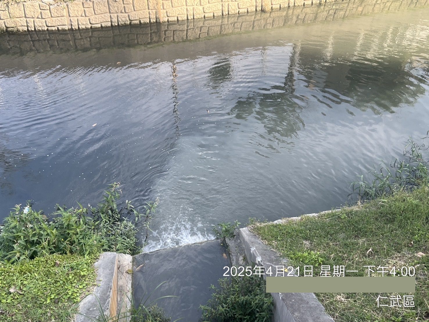 愛河上游發現灰濁廢水 高市環保局查獲營建工地偷排依法裁處