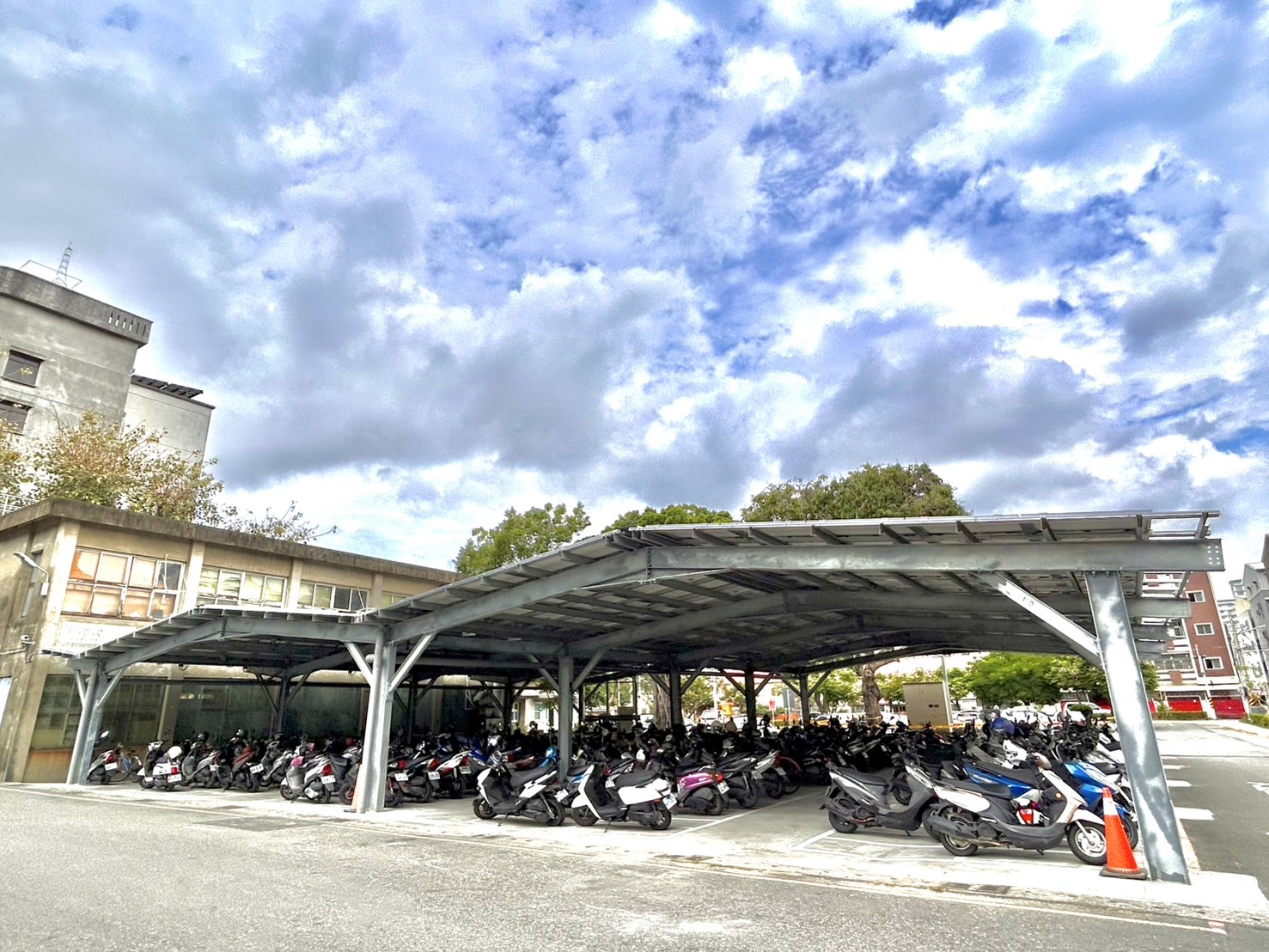 民治市政中心機車棚升級有感!老舊石綿瓦蛻變綠能新地標 民治市政中心機車棚升級有感!老舊石綿瓦蛻變綠能新地標