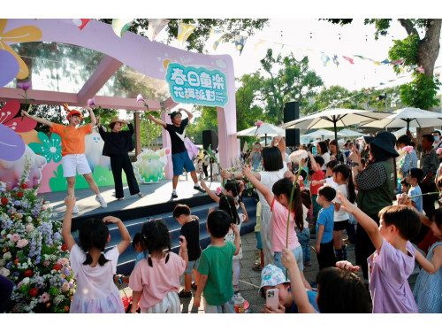勝利星村變身春日花海派對  免費全家福拍立得吸引人潮