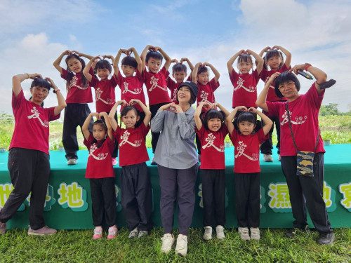 用畫筆擁抱地球  200多名親子體驗屏東海豐濕地寫生趣