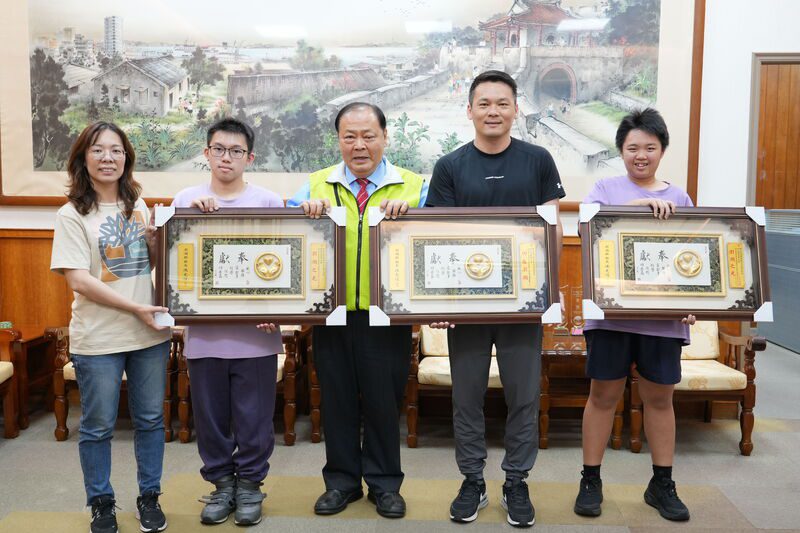 為澎湖爭光！ 陳光復頒贈賀匾表揚郭仁祥、蔡靖宏、許宜婷勇奪冬季特奧佳績