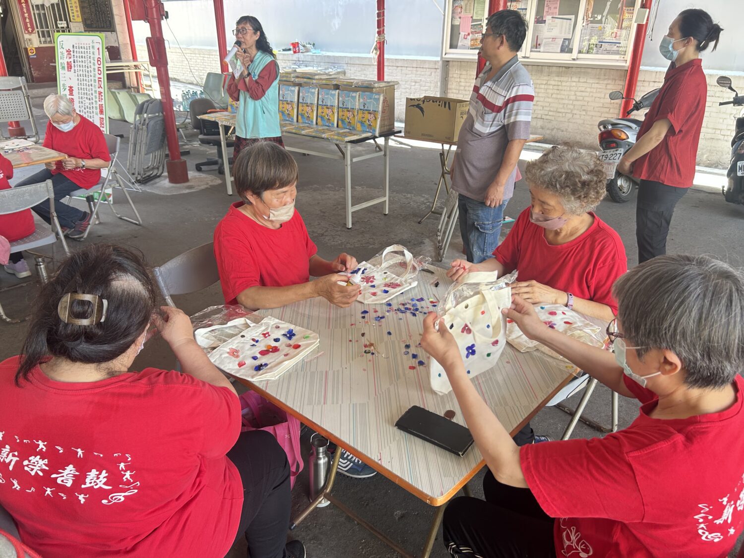 臺南郵局送愛到社區 春日送暖郵愛手作情 臺南郵局送愛到社區 春日送暖郵愛手作情