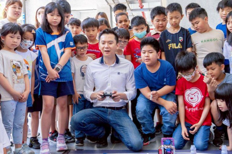 全台唯一專款經費培養科技小尖兵 鄭朝方續推機器人移動教室前進12所校園完成全市27校拼圖 全台唯一專款經費培養科技小尖兵 鄭朝方續推機器人移動教室前進12所校園完成全市27校拼圖