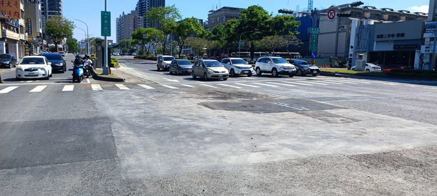 高市中華一路與青海路口自來水管線斷裂滲水 4/22 恢復通行 高市中華一路與青海路口自來水管線斷裂滲水 4/22 恢復通行