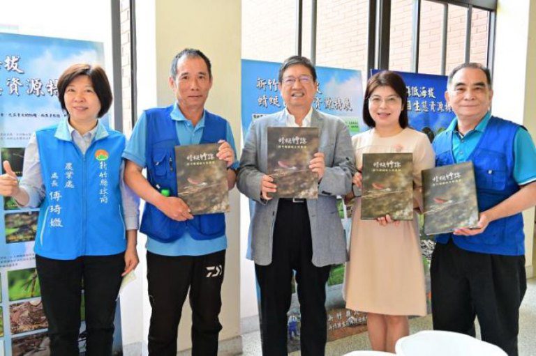 蜻蜓種類最多在竹縣 縣府出版「蜻蜓竹跡」圖鑑 蜻蜓種類最多在竹縣 縣府出版「蜻蜓竹跡」圖鑑