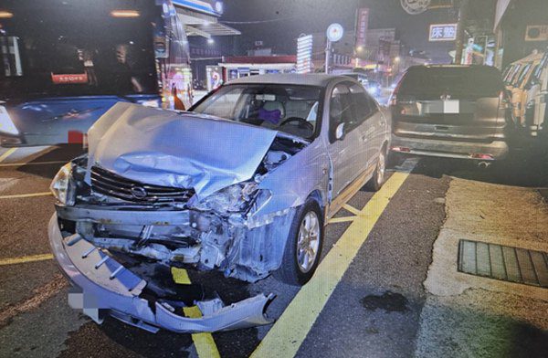 中壢區普忠路車禍 造成一死多部汔機車被撞 中壢區普忠路車禍 造成一死多部汔機車被撞