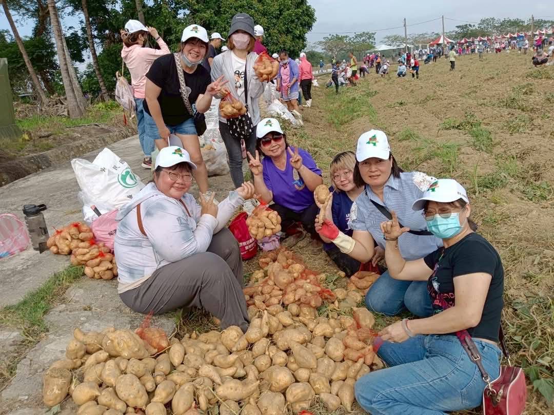 萬巒鄉「頂瓜瓜」節盛況空前 數千人挖地瓜樂開懐 萬巒鄉「頂瓜瓜」節盛況空前 數千人挖地瓜樂開懐