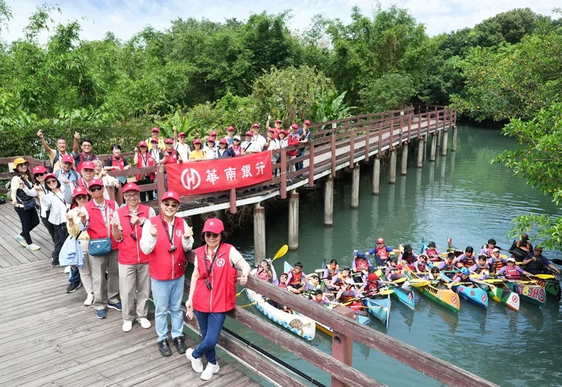 世界地球日北投小同學 打造了四艘獨⽊⾈在五分港溪撿垃圾「淨溪活動」 世界地球日北投小同學 打造了四艘獨⽊⾈在五分港溪撿垃圾「淨溪活動」
