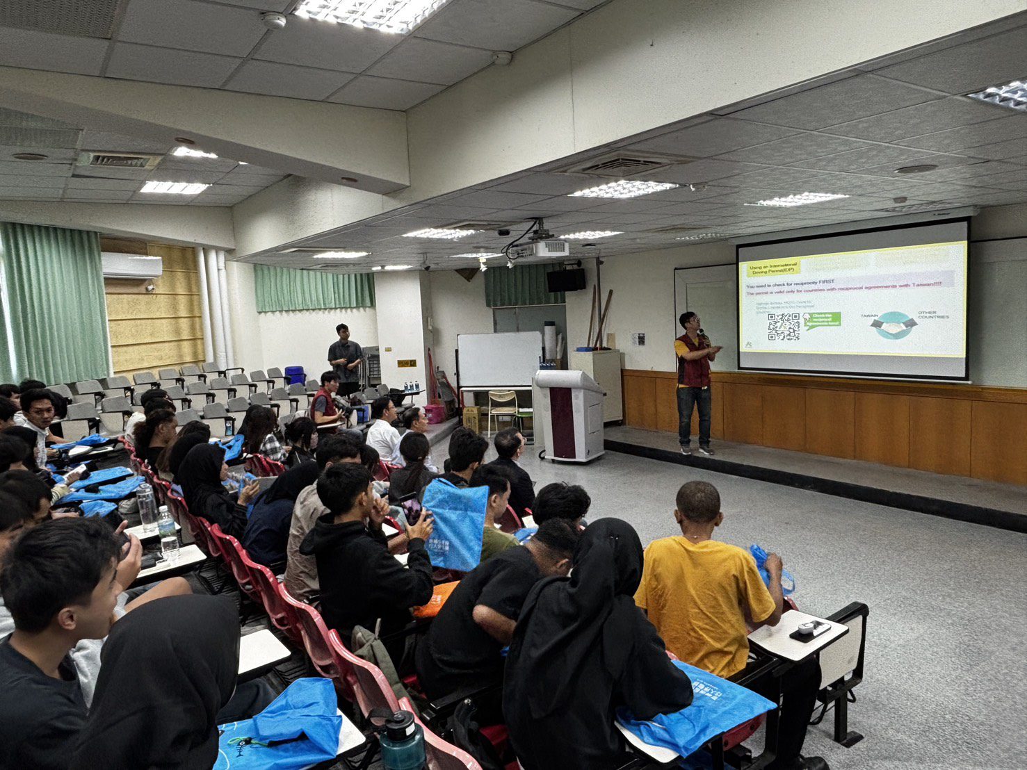 高雄市區監理所訪校園 70名外籍生參與交通安全宣導 高雄市區監理所訪校園 70名外籍生參與交通安全宣導