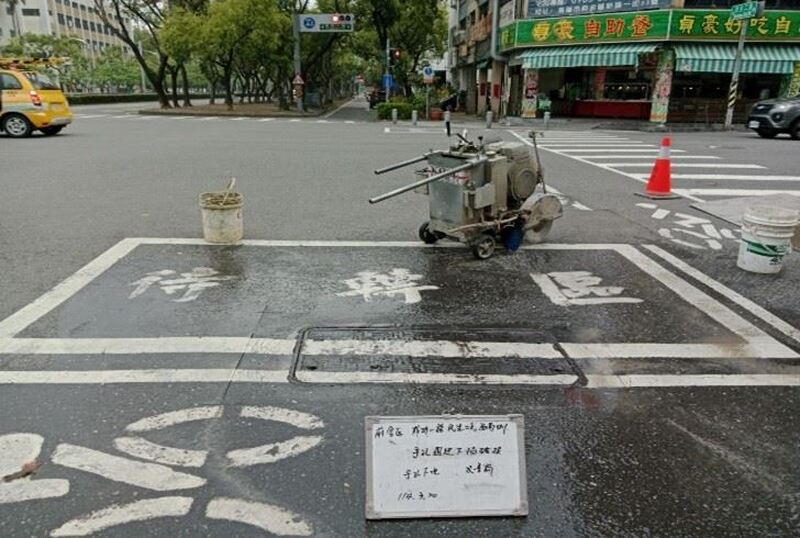 防路口轉彎處打滑 寬頻孔蓋下地