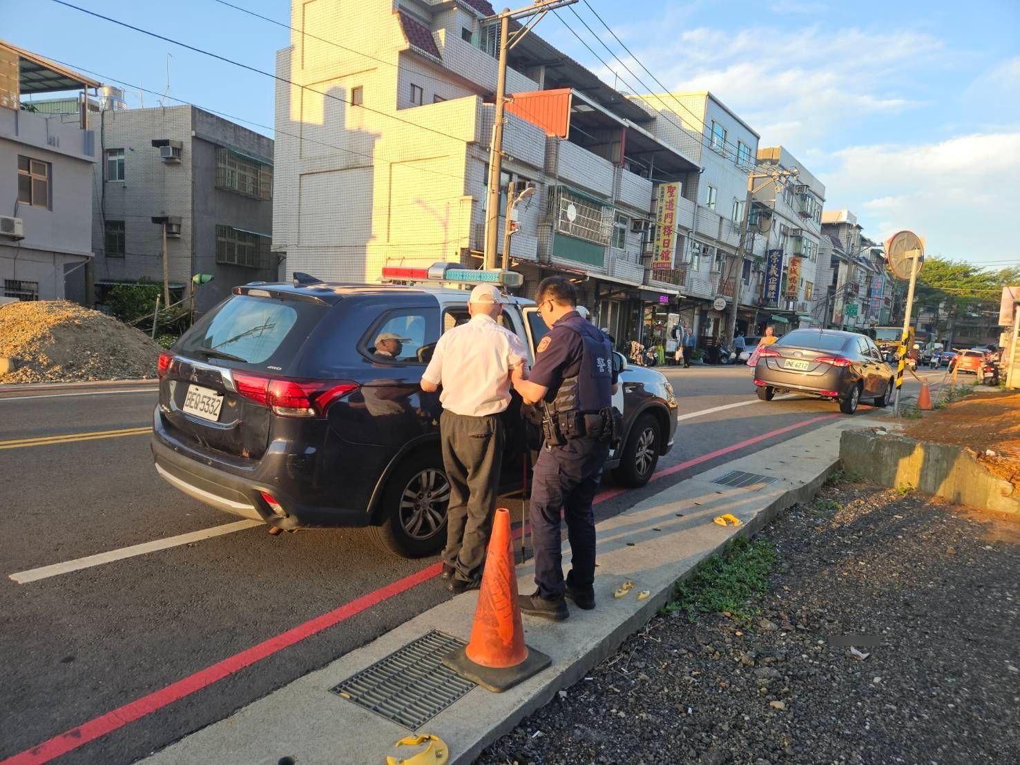 外出買飯體力不支癱路旁 平警及時伸援送翁返家