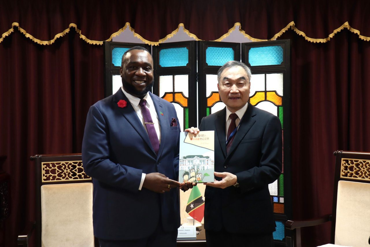 聖克里斯多福及尼維斯大使贈書台中綠美圖　黃副市長：在世界閱讀日促進國際文化交流