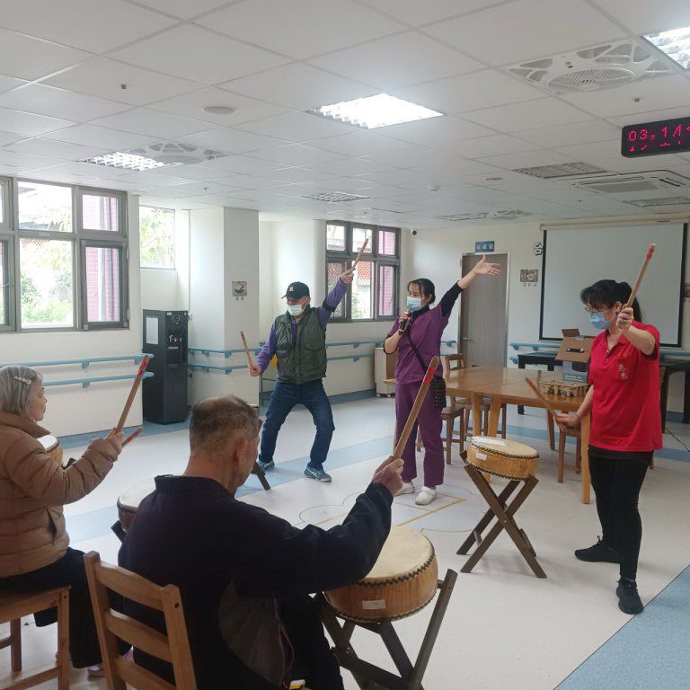 彰化榮家組樂齡打鼓隊 鼓勵失智住民打破框架展生命力 彰化榮家組樂齡打鼓隊 鼓勵失智住民打破框架展生命力