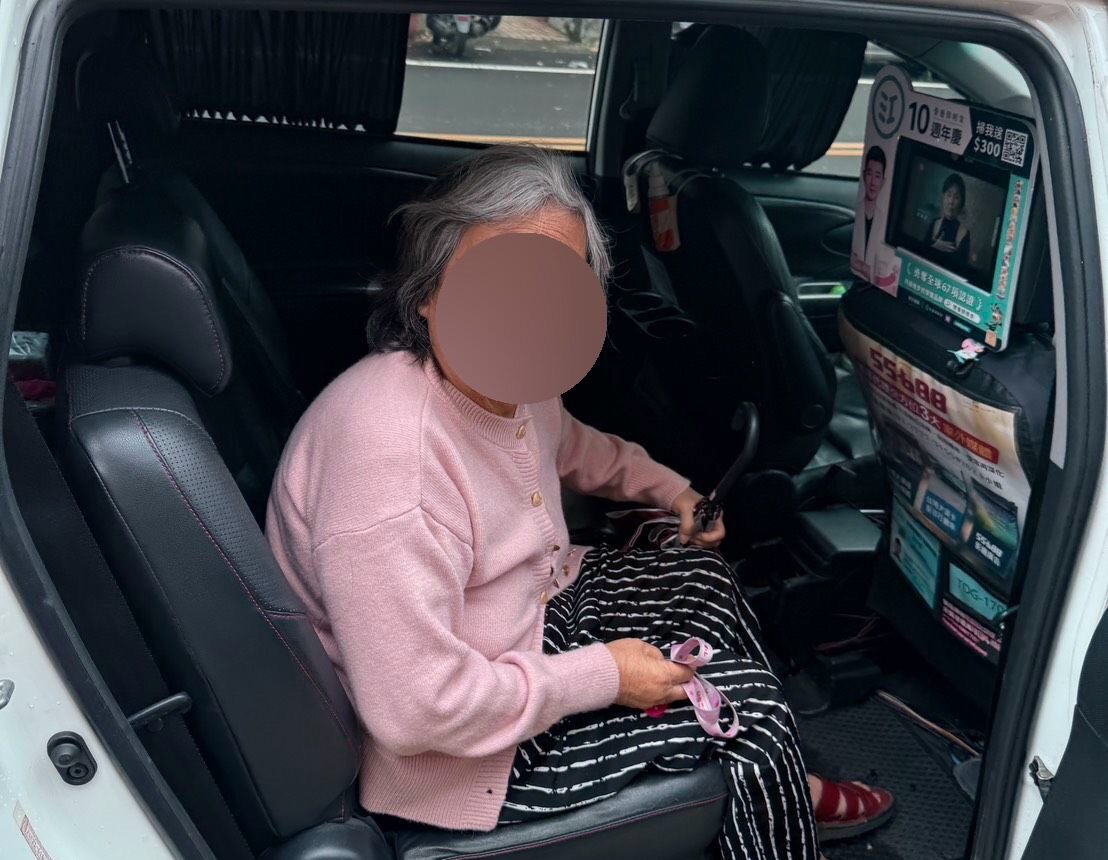 阿嬤攔計程車「想回家」卻忘記地址 龜山警攜手運將伸援 阿嬤攔計程車「想回家」卻忘記地址 龜山警攜手運將伸援