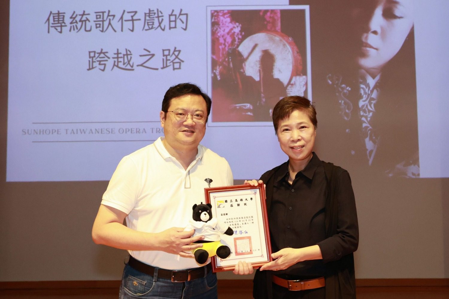 高雄大學卓越講座／梁越玲分享領航尚和歌仔戲  從廟口躍上國際舞台