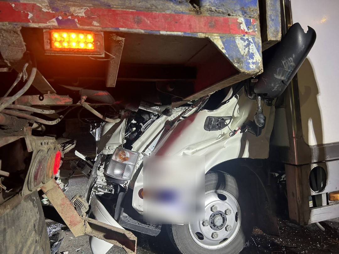 小貨車猛撞聯結車屁股 車頭慘況曝 小貨車猛撞聯結車屁股 車頭慘況曝