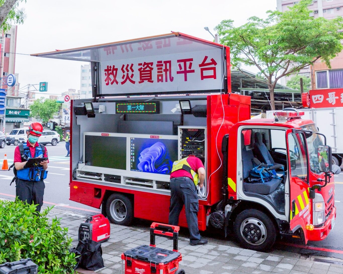 桃消第一大隊救災資訊平台車首度亮相 攜手商場提升災害應變能力 桃消第一大隊救災資訊平台車首度亮相 攜手商場提升災害應變能力