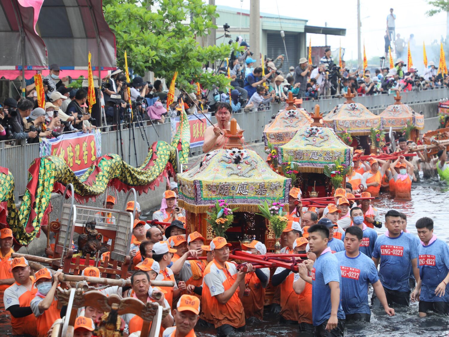 布袋新塭嘉應廟舉辦「衝水路、迎客王」盛事 布袋新塭嘉應廟舉辦「衝水路、迎客王」盛事