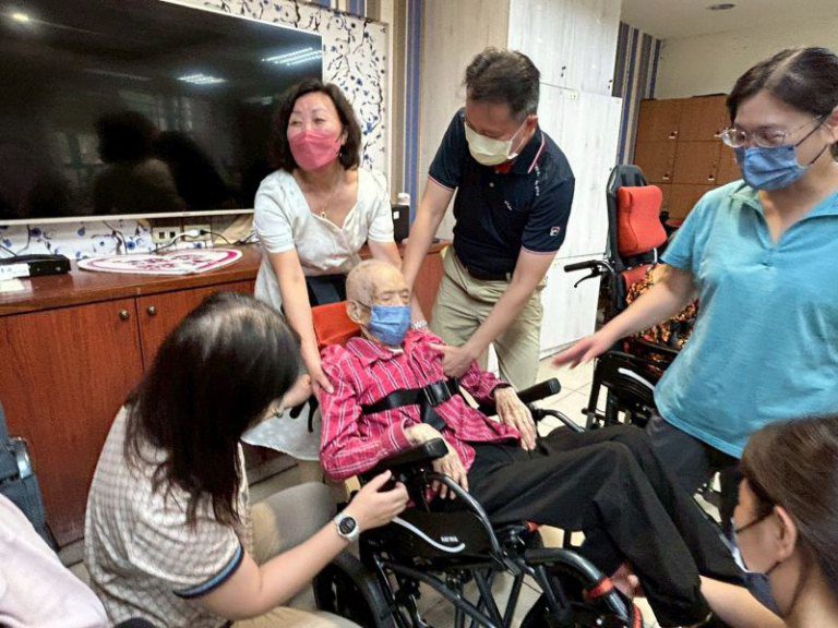 化小愛為大愛 榮民邱玉發家屬捐贈輪椅與善款回饋新竹榮家 化小愛為大愛 榮民邱玉發家屬捐贈輪椅與善款回饋新竹榮家