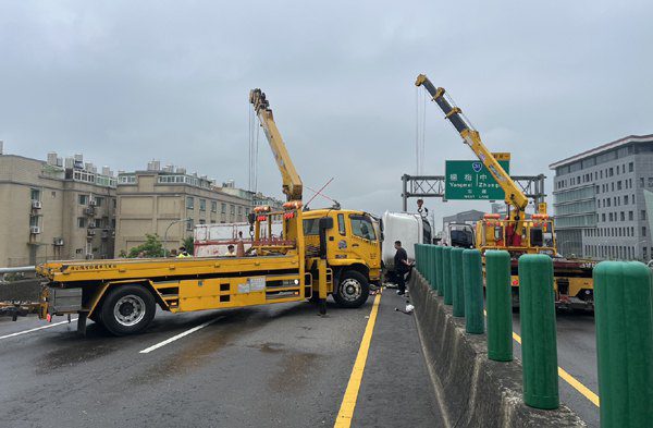 楊梅區六六快速道翻車　大型吊車將大貨車扶正