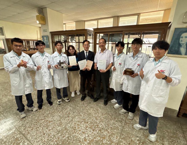 台中一中師生攜手修復骨董實驗儀器 「科學館驚魂夜」尋找龍的DNA 台中一中師生攜手修復骨董實驗儀器 「科學館驚魂夜」尋找龍的DNA