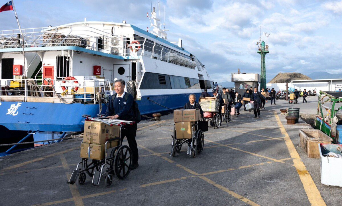 慈濟發送老花眼鏡、護具、二手輔具到蘭嶼 慈濟發送老花眼鏡、護具、二手輔具到蘭嶼