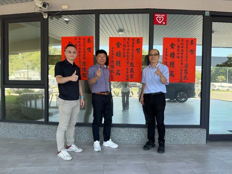 市長陳銘風貼紅榜賀佳績  祝賀東警三菁英成功圓夢警大上榜