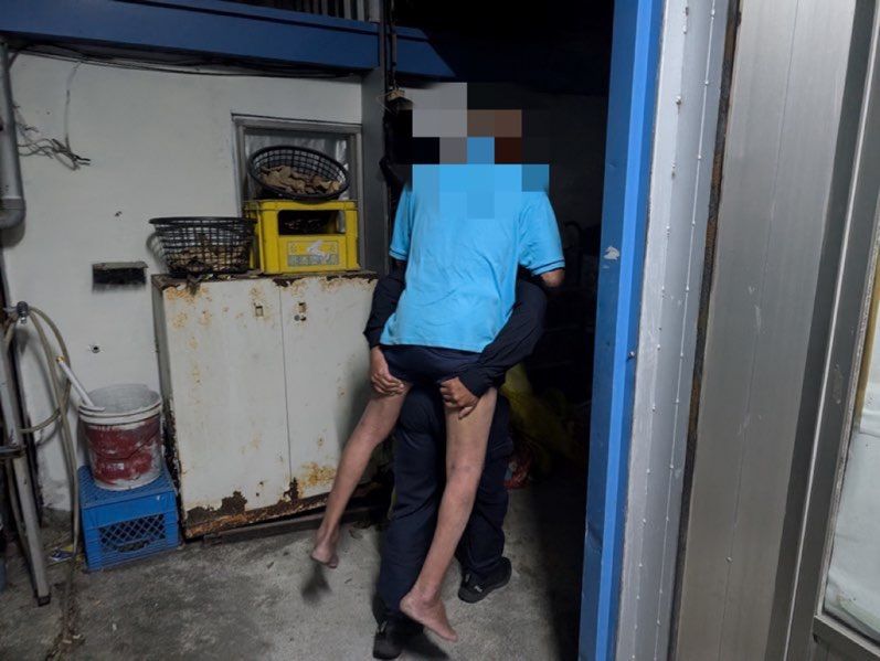 深夜迷途無力前行  東警暖心揹老翁回家畫面催淚