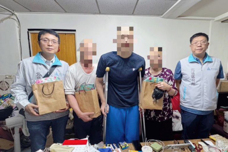 北區區公所溫馨送暖 助資源回收家庭紓困度難關 北區區公所溫馨送暖 助資源回收家庭紓困度難關