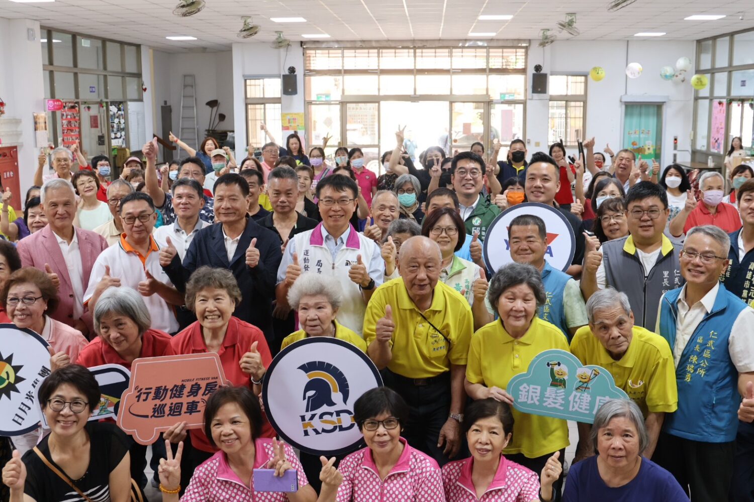 仁武長輩熱情響應「行動健身房巡迴車」 高市運發局長侯尊堯:「健康相伴、勝過家財萬貫!」 仁武長輩熱情響應「行動健身房巡迴車」 高市運發局長侯尊堯:「健康相伴、勝過家財萬貫!」