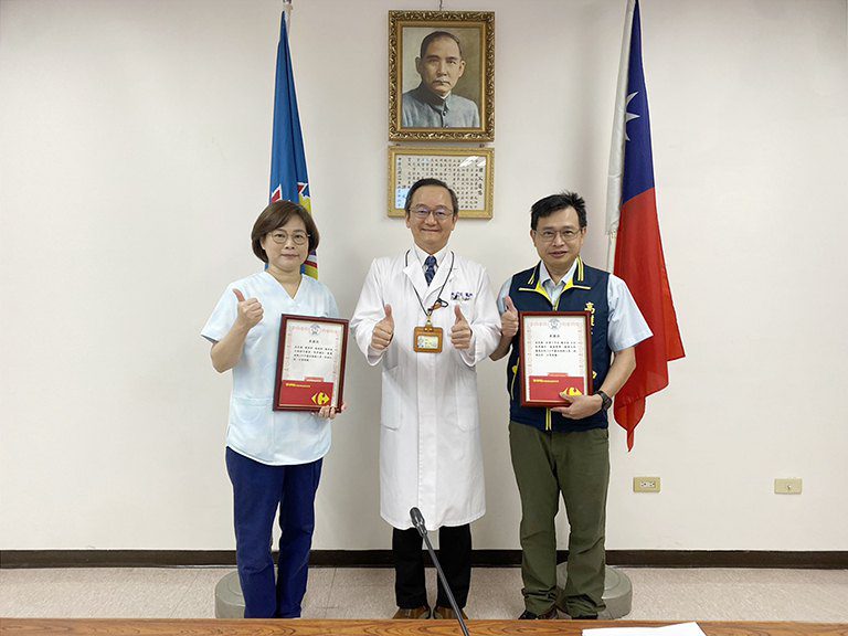 高榮南院表揚廉政楷模　鄭名芳院長頒獎予員工