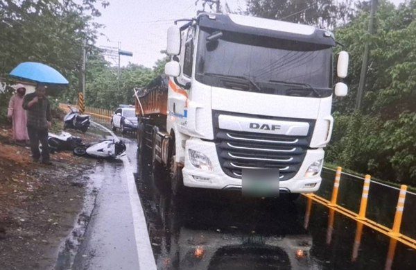 桃園市平鎮區南平路二段車禍　一重機騎士疑自摔被卡車輾過致死