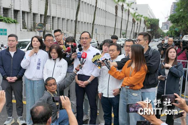 朱立倫率藍民代北檢聲援黃呂錦茹　遭警阻擋