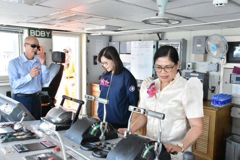 菲國官員出席海巡艦除役 全程參與感謝偉星艦貢獻 菲國官員出席海巡艦除役 全程參與感謝偉星艦貢獻