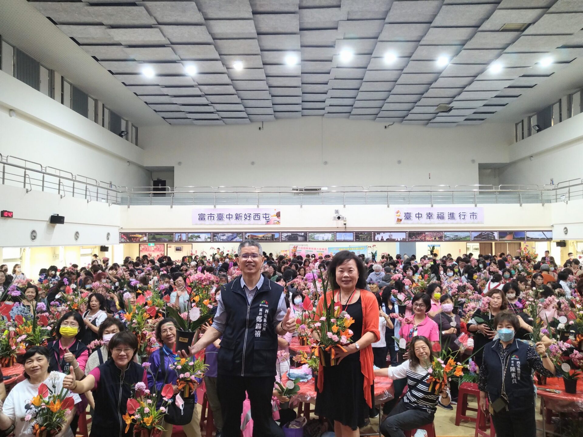 台中市府推動花卉藝術 400市民齊聚西屯歡慶母親節 台中市府推動花卉藝術 400市民齊聚西屯歡慶母親節