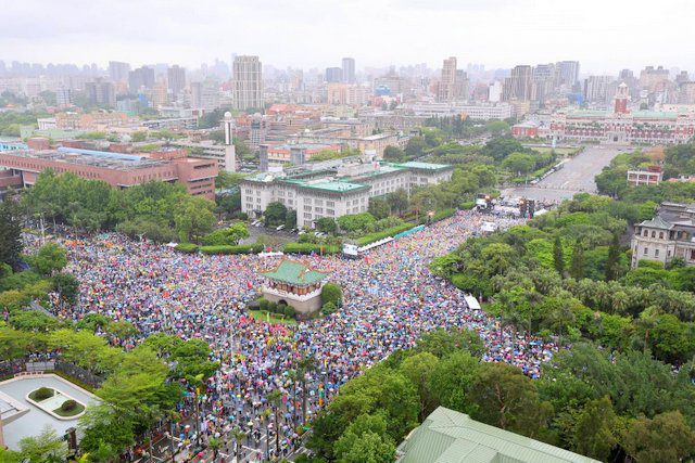 凱道戰獨裁　韓國瑜上台前宣布破20萬人　現場氣氛沸騰到最高點