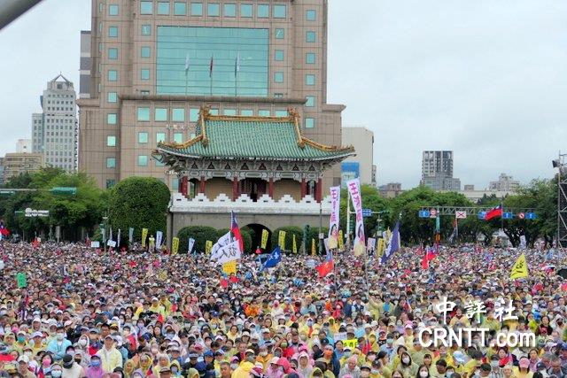 朱立倫率藍委前往中正一分局　現場掀高潮