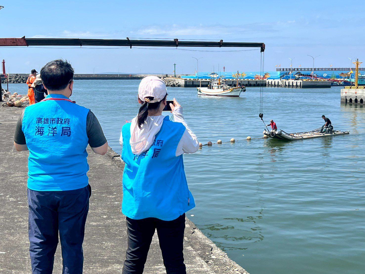 高市海洋局舉辦漂流木攔木網及海污應變演練 維護漁港及漁船安全 高市海洋局舉辦漂流木攔木網及海污應變演練 維護漁港及漁船安全