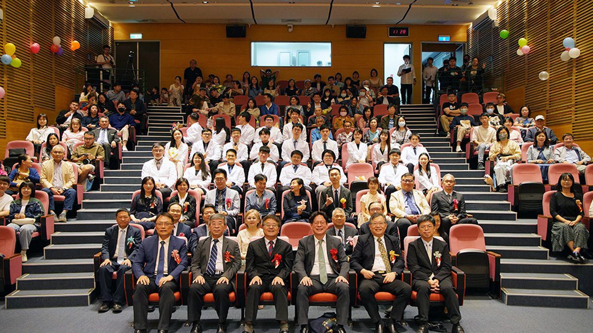 興大學士後醫學系授袍典禮 「興火相傳 醫路啟程」