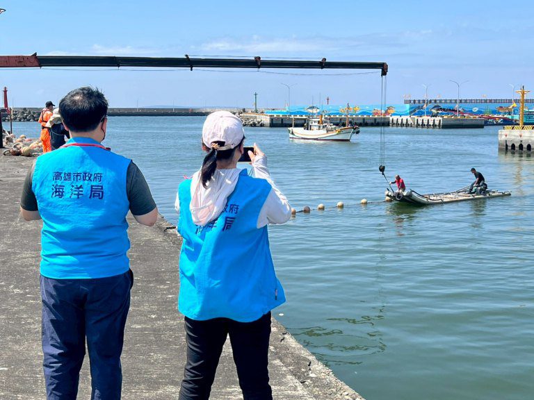 高雄市政府海洋局舉辦漂流木攔木網及海污應變演練　維護漁港及漁船安全