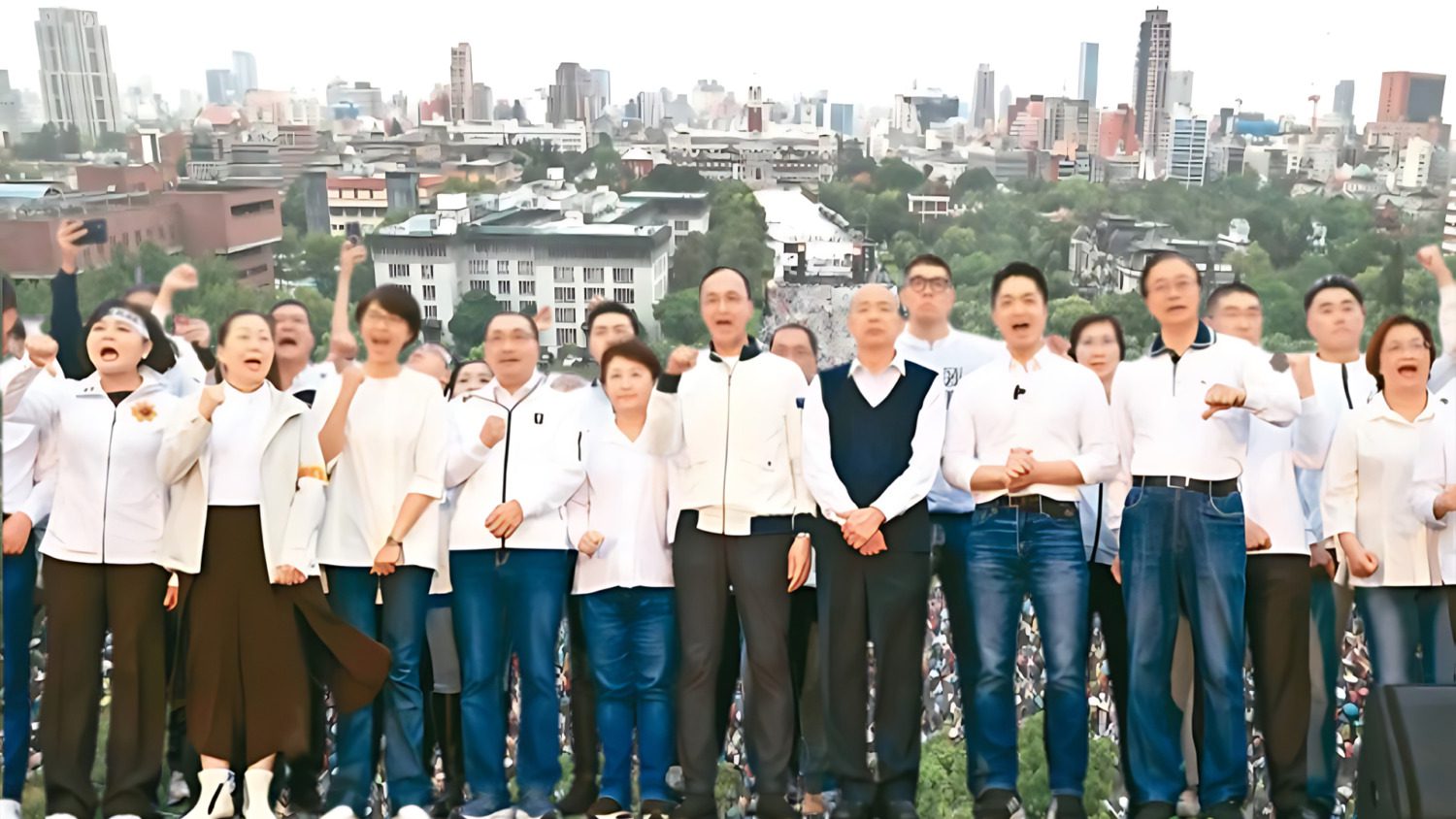 2025藍白聯合凱道最大規模集會抗爭 「反綠共、戰獨裁」25萬人冒雨響應 2025藍白聯合凱道最大規模集會抗爭 「反綠共、戰獨裁」25萬人冒雨響應