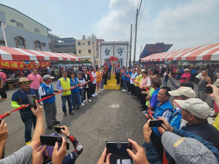 40呎貨櫃送愛到溪州～　台灣護聖宮攜手震威宮祝弱勢家庭