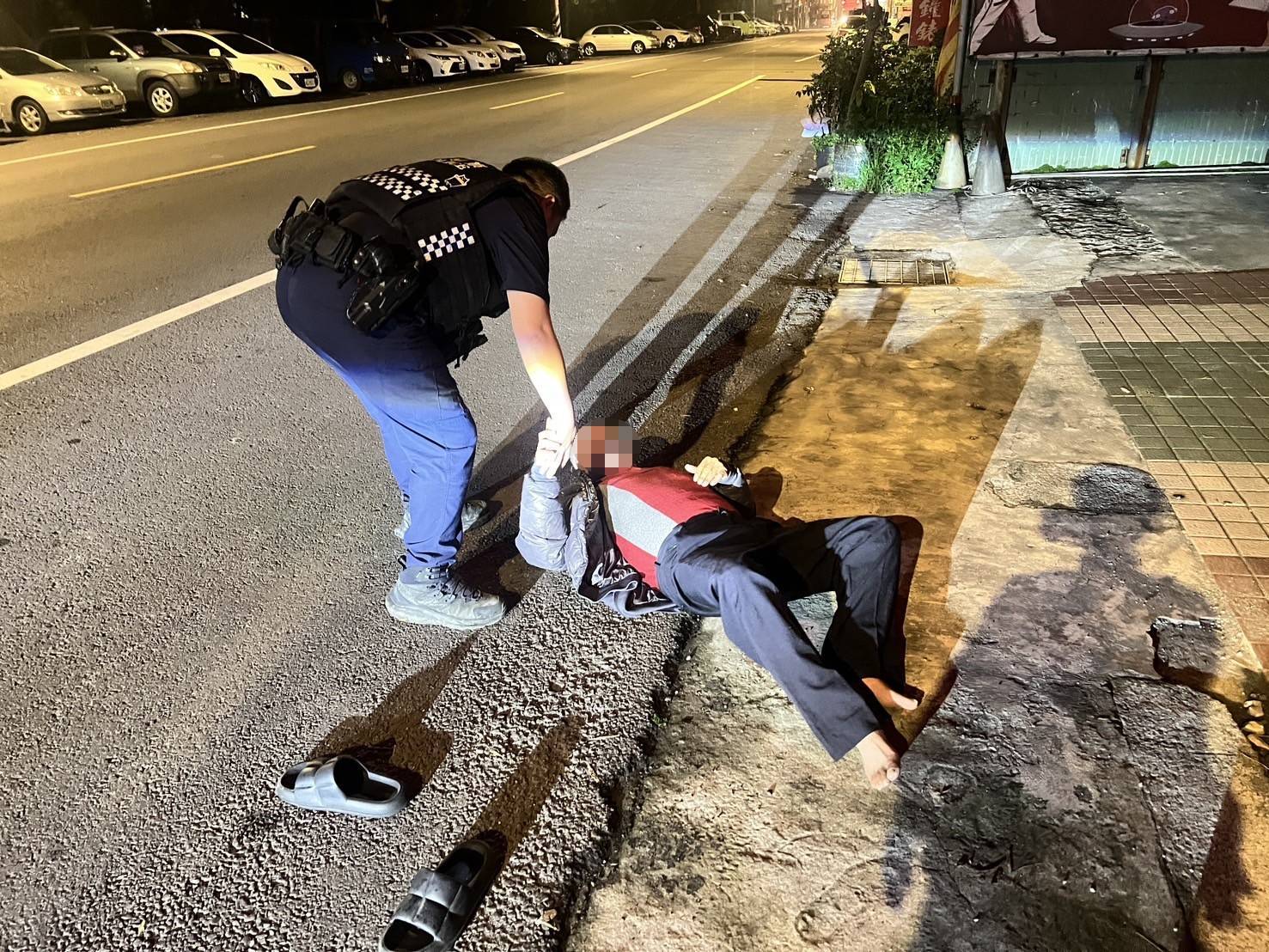 7旬翁倒臥路邊狂冒冷汗 大園警即刻救援