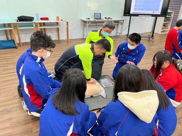 消防局前進校園辦理CPR認證 邱臣遠代理市長:急救觀念向下扎根 消防局前進校園辦理CPR認證 邱臣遠代理市長:急救觀念向下扎根