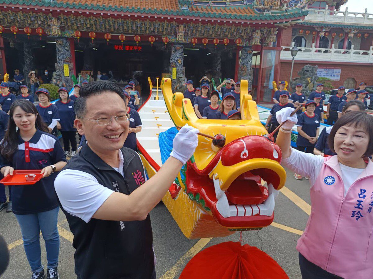 龍潭大池龍舟點睛 蘇俊賓副市長:百年傳承延續龍潭歸鄉文化及永續發展精神 龍潭大池龍舟點睛 蘇俊賓副市長:百年傳承延續龍潭歸鄉文化及永續發展精神