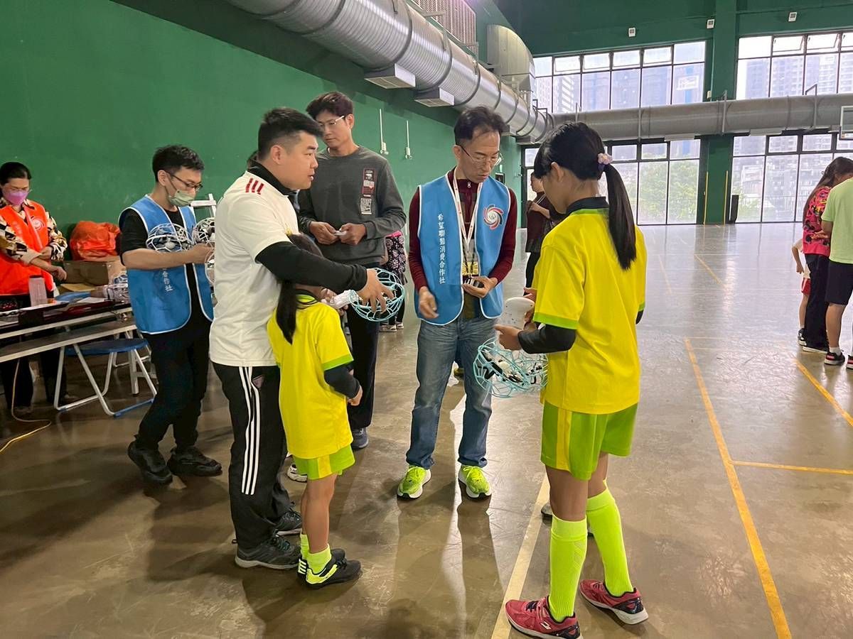 無人機足球體驗活動　實現空中飛球和圓環體育遊戲新契機