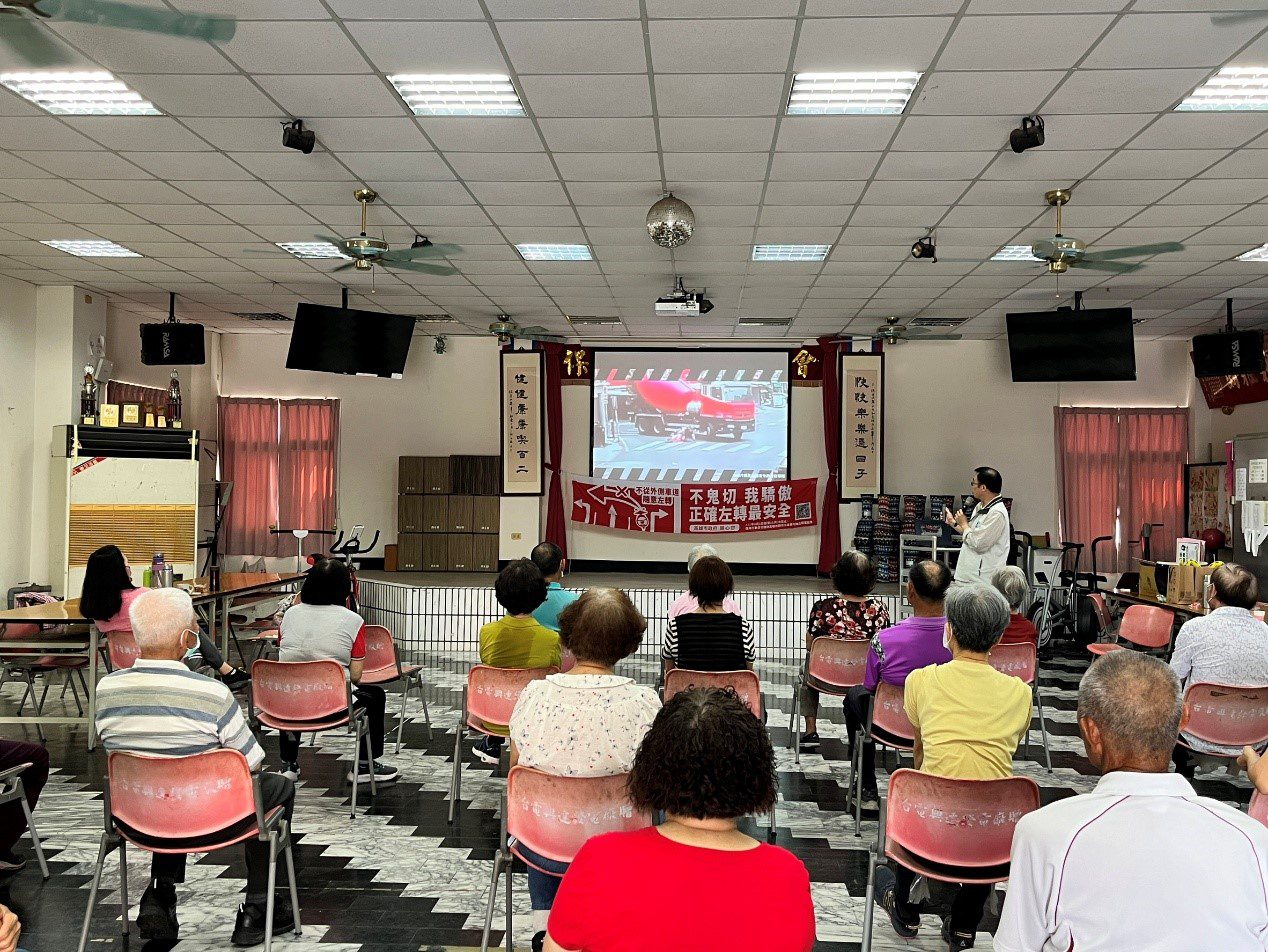 高市道安宣導貼近居民生活 有獎徵答長者踴躍回答 高市道安宣導貼近居民生活 有獎徵答長者踴躍回答