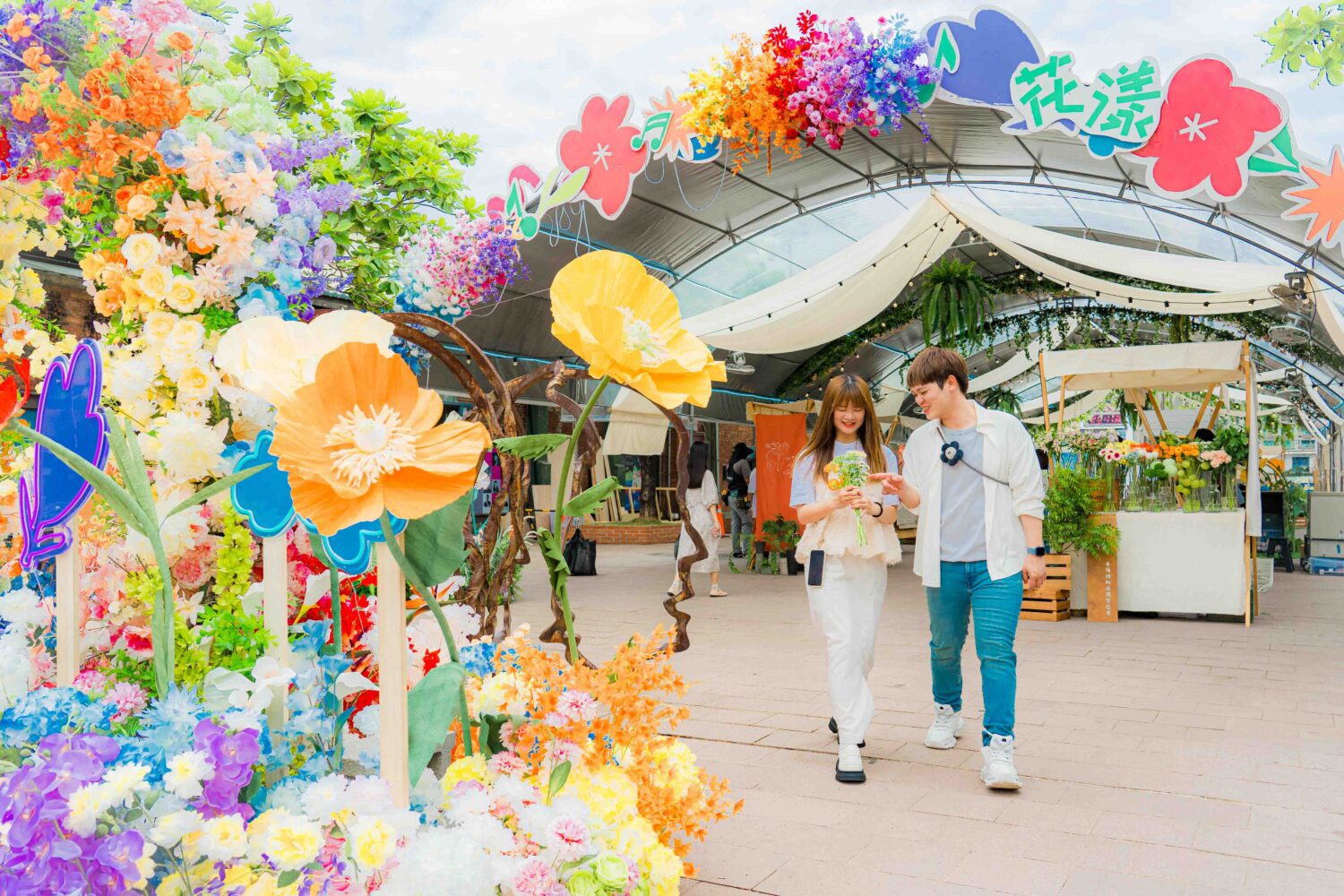 高雄駁二蓋出一座夢幻花室,期間限定主題市集本週末「花漾」登場! 高雄駁二蓋出一座夢幻花室,期間限定主題市集本週末「花漾」登場!